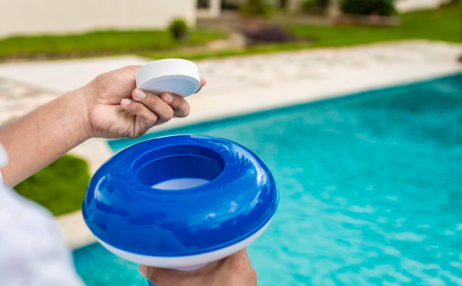 5 produits indispensables et efficaces pour l’entretien curatif de l’eau de votre piscine à Sanary-sur-Mer dans le Var