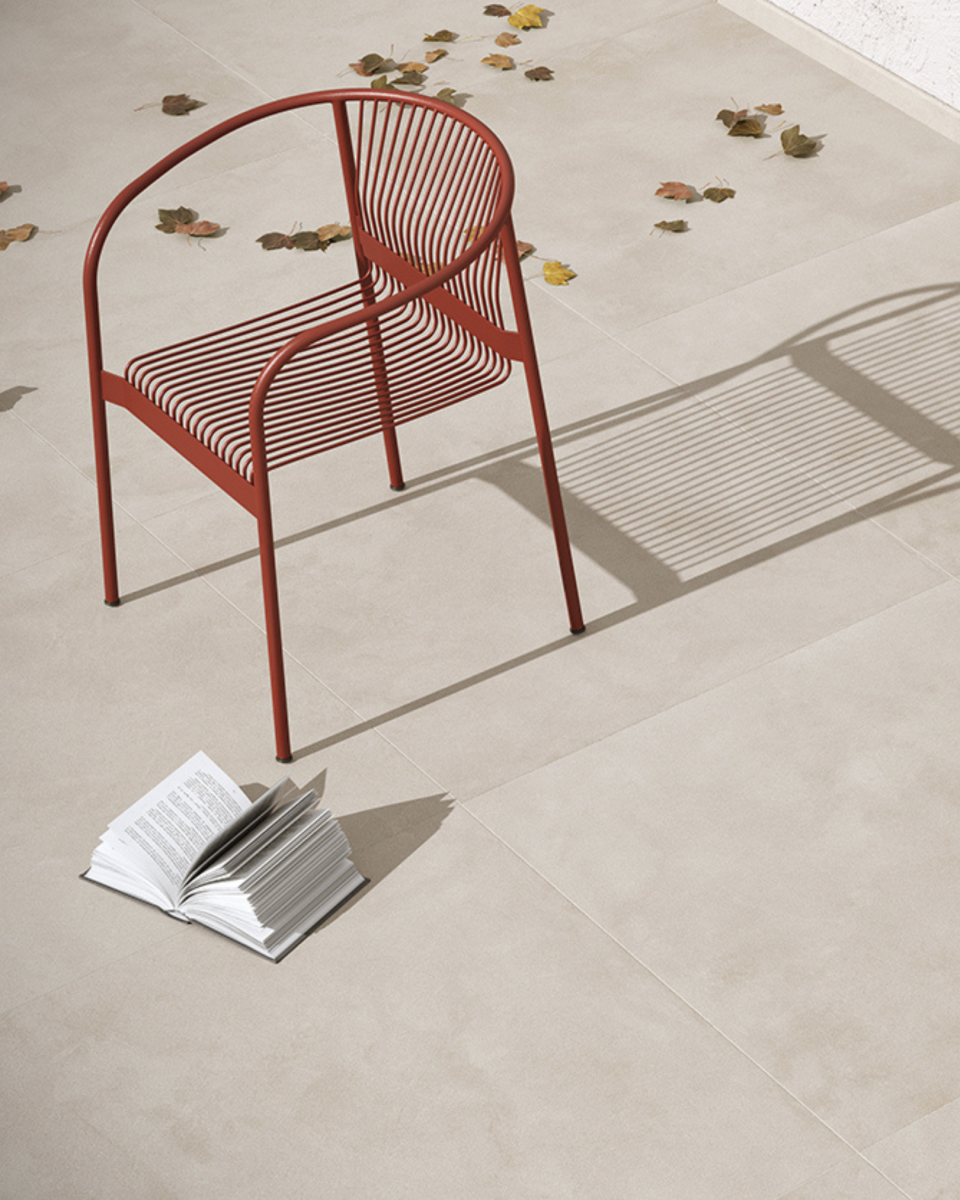 Carrelage extérieur effet béton ciré à Sanary sur Mer dans le Var