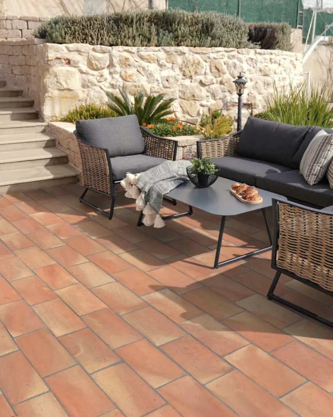 Créer un aménagement extérieur au style méditerranéen avec un carreau de terre cuite authentique à Flassans-sur-Issole près de Carnoules