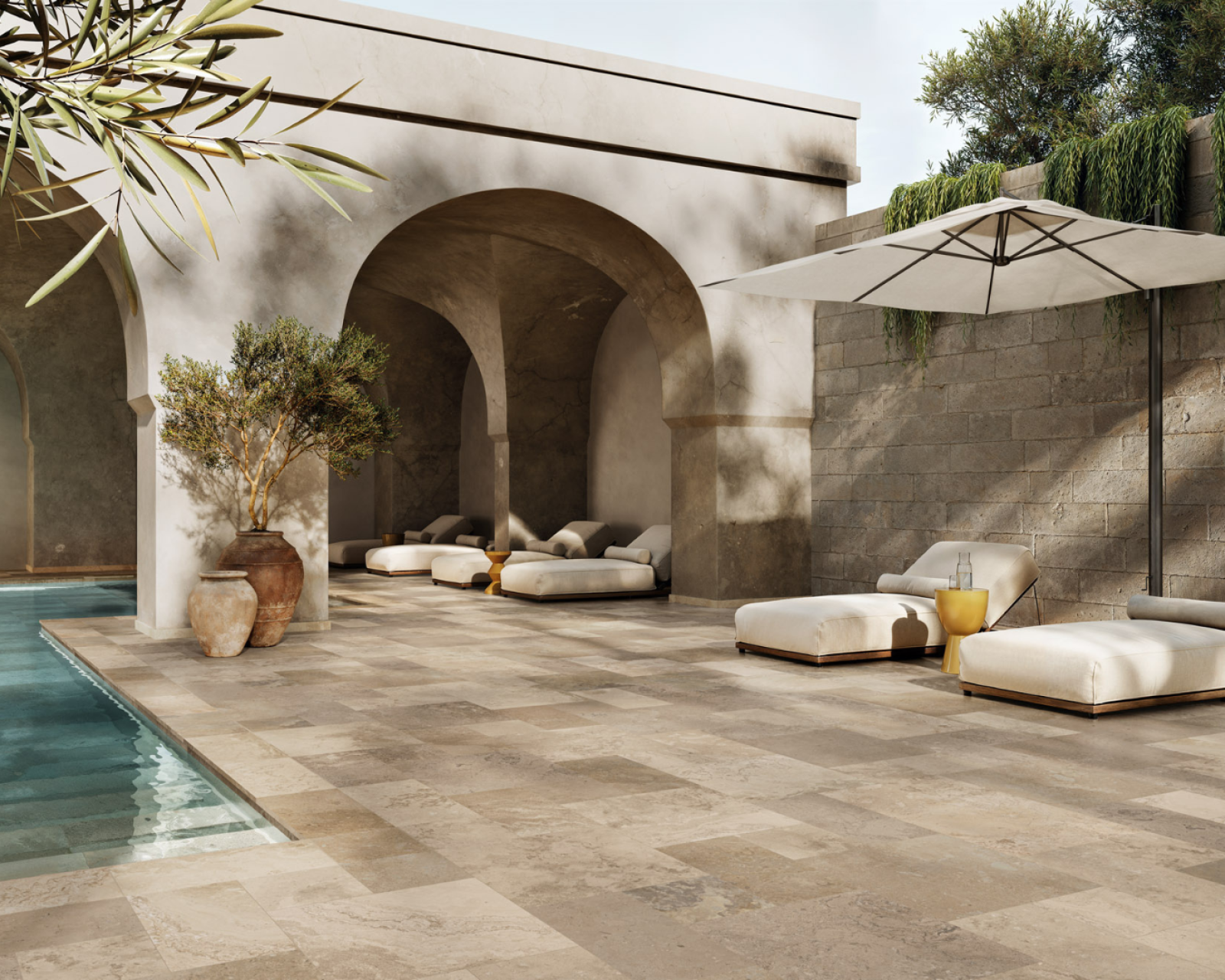 Aménager une terrasse élégante avec un carrelage effet pierre style méditerranéen pour l'extérieur à La Garde près de Hyères