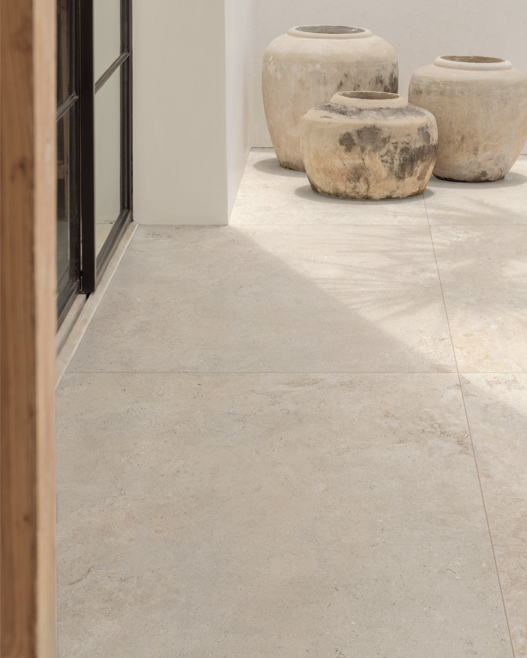 Carrelage grand format effet pierre beige style méditerranéen à Puget-sur-Argens près de Saint-Raphaël