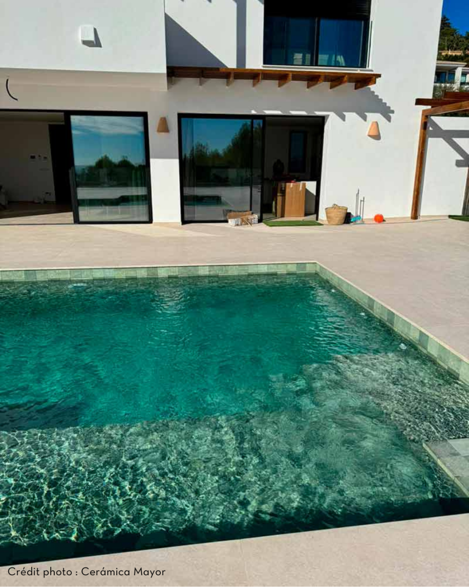 Piscine avec formes intérieures douces grâce aux pièces de finition