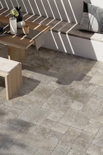 Les avantages du carrelage effet travertin pour votre terrasse extérieure à Toulon près de Hyères