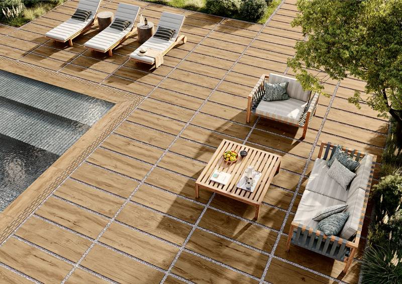 Contour de piscine en carrelage imitation parquet