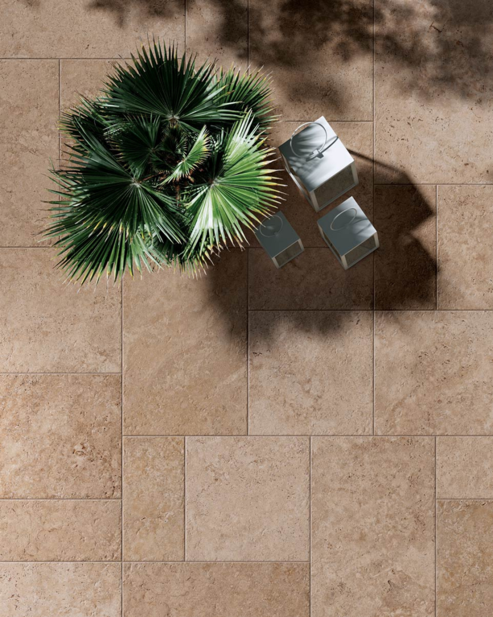 Aménagement extérieur avec du carrelage en grès cérame imitation travertin
