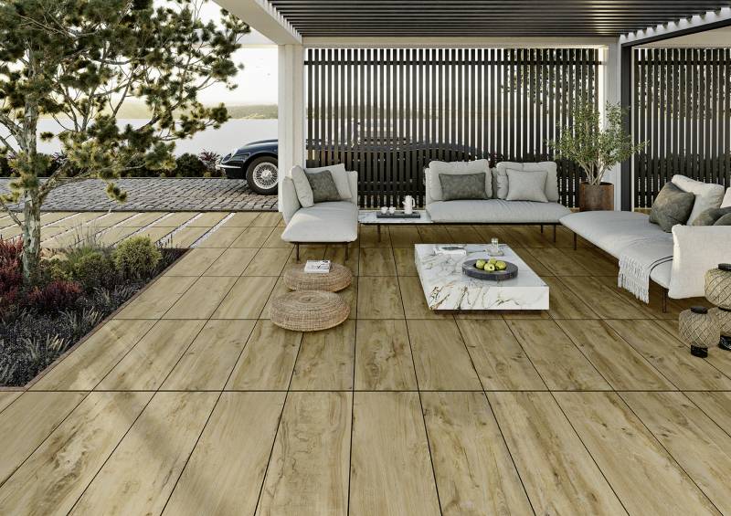 Aménagement extérieur avec carrelage effet bois